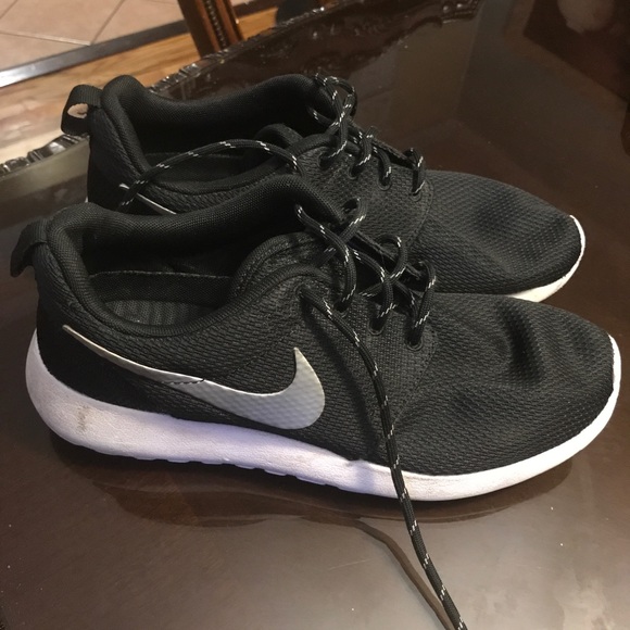 Nike Shoes - Nike Roshe Sneakers